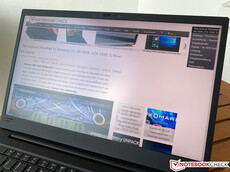 Utilizzo del ThinkPad X1 Extreme Gen 2 all'aperto in una giornata nuvolosa