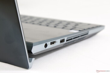 Il lato positivo, il peso aggiunto e la circonferenza rendono questo ZenBook di gran lunga il più rigido.