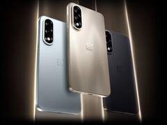 Si dice che il successore di OnePlus Ace 5 Ultra (nella foto) abbia una frequenza di aggiornamento superiore e una batteria più grande.