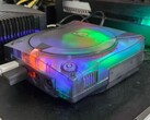 Un'immagine di una SEGA Dreamcast modificata con un case traslucido in funzione