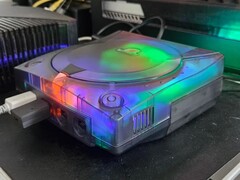 Un'immagine di una SEGA Dreamcast modificata con un case traslucido in funzione