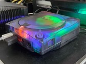 Un'immagine di una SEGA Dreamcast modificata con un case traslucido in funzione
