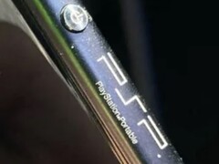 Un'incisione per la PSP PlayStation Portable è solo una delle sorprese di questo prototipo XA2. (Fonte immagine: Reddit)