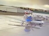 La cosiddetta funzione beta "Smart Summon" ha causato lo schianto di una Tesla Model Y contro la parte posteriore di un jet che era parcheggiato su un campo di aviazione (Immagine: Smiteme)