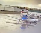 La cosiddetta funzione beta "Smart Summon" ha causato lo schianto di una Tesla Model Y contro la parte posteriore di un jet che era parcheggiato su un campo di aviazione (Immagine: Smiteme)