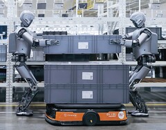 Due robot umanoidi che lavorano in una fabbrica (Fonte: UBTech)