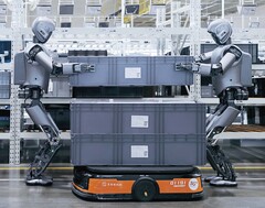 Due robot umanoidi che lavorano in una fabbrica (Fonte: UBTech)