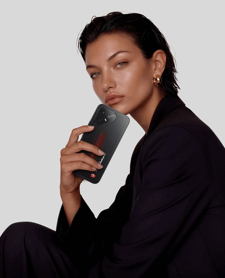 Il modello Pova 8 Pro 5G Tonino Lamborghini in edizione limitata