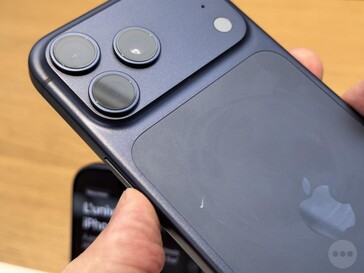 IPhone 17 Pro Deep Blue con graffi sul retro da diverse angolazioni. (Fonte: Consomac)