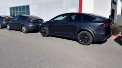 Il nuovo grigio Stealth contro i vecchi colori Tesla argento (immagine: Pixlrage/Reddit)