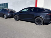 Il nuovo grigio Stealth contro i vecchi colori Tesla argento (immagine: Pixlrage/Reddit)