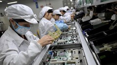 Operai al lavoro nella fabbrica di Foxconn (Image Source: CNBC)