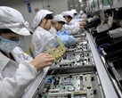 Operai al lavoro nella fabbrica di Foxconn (Image Source: CNBC)