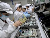 Operai al lavoro nella fabbrica di Foxconn (Image Source: CNBC)
