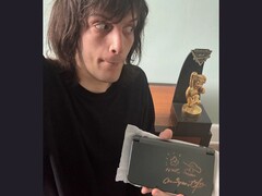 Il 1° premio New Nintendo 3DS XL di NWC 2015 firmato da Shigeru Miyamoto