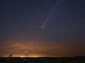 Un'immagine generata da Canva che mostra un meteorite nel cielo.