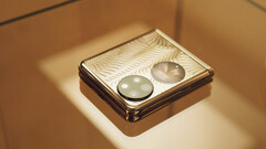 Il P50 Pocket ha un display esterno da 1 pollice. (Fonte: Harper&#039;s Bazaar China)
