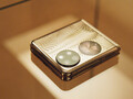 Il P50 Pocket ha un display esterno da 1 pollice. (Fonte: Harper's Bazaar China)