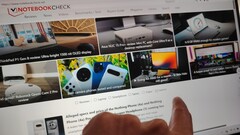 Il touchscreen del Lenovo Yoga Slim 7 Aura Edition si naviga con, beh, il tocco... (Fonte: Darryl Linington - Notebookcheck)