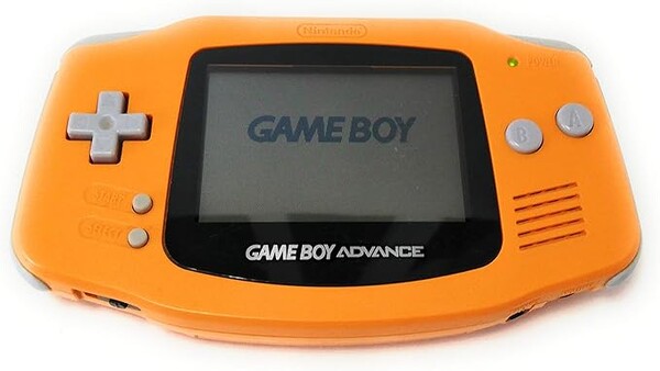 Il Nintendo Game Boy Advance color arancione.