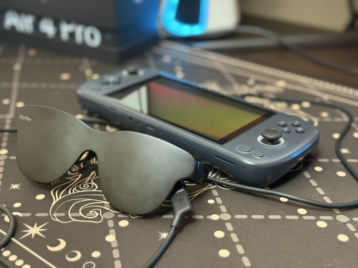 RayNeo Air 4 Pro collegato a una console portatile da gioco