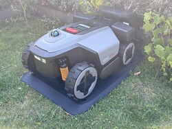RockMow Z120 LiDAR nella sua stazione di ricarica