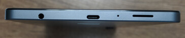 In basso: porta audio da 3,5 mm, porta USB-C, microfono, altoparlante