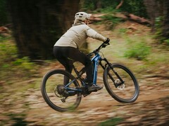 La eMTB Aventon Current ADV vanta una grande batteria da 800 Wh