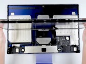 La scheda madre dell'iMac Apple è davvero minuscola rispetto alle dimensioni del case. (Immagine: iFixit)