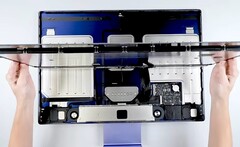 La scheda madre dell&#039;iMac Apple è davvero minuscola rispetto alle dimensioni del case. (Immagine: iFixit)