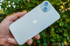 Si prevede che l'era degli iPhone a 60 Hz rimarrà fino alla metà del decennio, nella foto dell'iPhone 15 Plus. (Fonte: Notebookcheck)