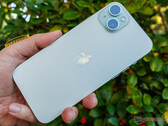 Si prevede che l'era degli iPhone a 60 Hz rimarrà fino alla metà del decennio, nella foto dell'iPhone 15 Plus. (Fonte: Notebookcheck)
