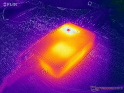 L'adattatore CA raggiunge oltre 48 C quando si utilizzano carichi impegnativi