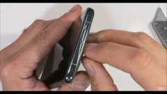 Lo sfiato misterioso del OnePlus 11. (Fonte: JerryRigEverything via YouTube)