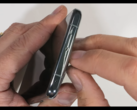 Lo sfiato misterioso del OnePlus 11. (Fonte: JerryRigEverything via YouTube)
