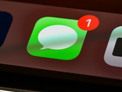 L’app Messaggi di Apple, la cui icona è raffigurata nell’immagine, aggiunge un nuovo pulsante per nascondere il pulsante di dettatura nel campo di testo.