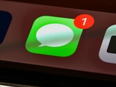 L’app Messaggi di Apple, la cui icona è raffigurata nell’immagine, aggiunge un nuovo pulsante per nascondere il pulsante di dettatura nel campo di testo.