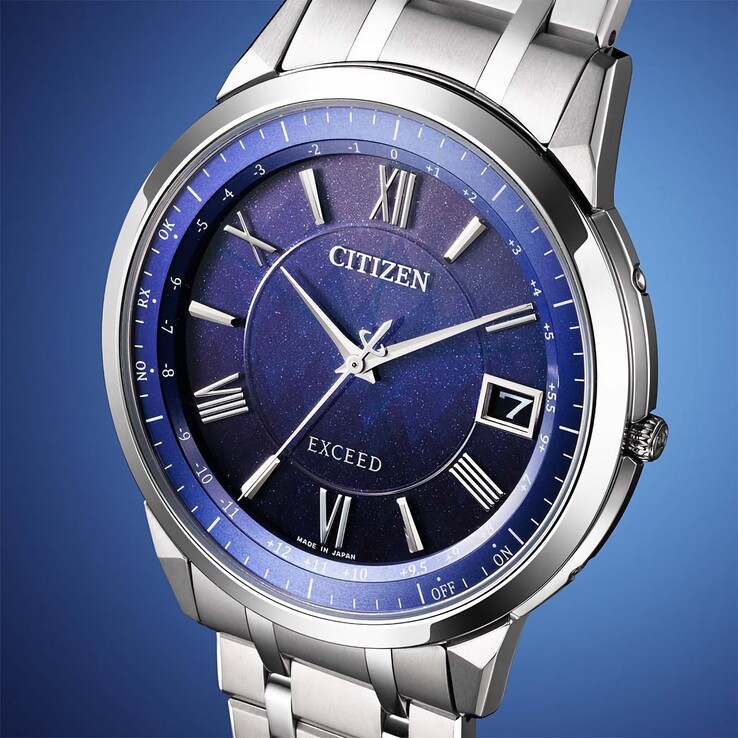 Un primo piano del quadrante blu intenso del Citizen Exceed CB1140-79L, che ne rivela la delicata brillantezza e il motivo materico ispirato alla foresta.