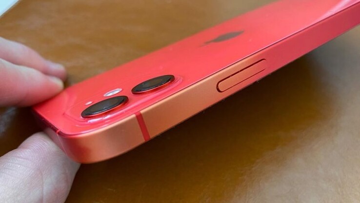 Un iPhone 12 (PRODUCT) rosso che soffre dello stesso problema di scolorimento. (Immagine: Svetapple.sk)