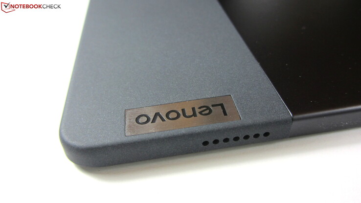 La cover posteriore del Lenovo Tab P11 da 490 grammi è parzialmente gommata, il che dà alle dita una buona presa.
