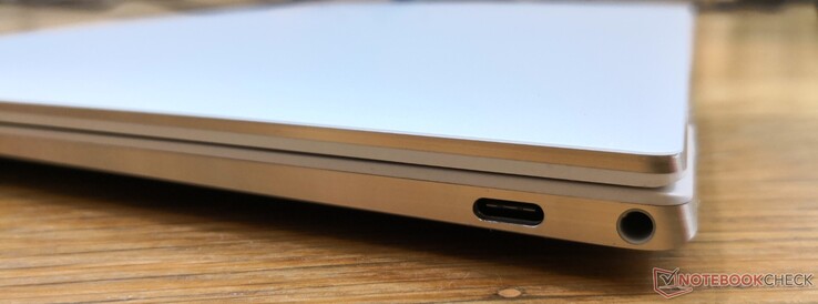 A destra: USB Type-C w/ DisplayPort + Thunderbolt 3, 3.5 mm combo audio