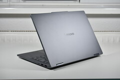 Attenzione alla variante economica: Il portatile convertibile Lenovo IdeaPad 5 2-in-1 mostra i rischi delle configurazioni più economiche (nella foto: Lenovo IdeaPad 5 2-in-1 14AKP10, fonte immagine: Benjamin Herzig/Notebookcheck)