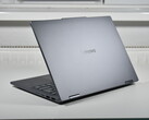 Attenzione alla variante economica: Il portatile convertibile Lenovo IdeaPad 5 2-in-1 mostra i rischi delle configurazioni più economiche (nella foto: Lenovo IdeaPad 5 2-in-1 14AKP10, fonte immagine: Benjamin Herzig/Notebookcheck)
