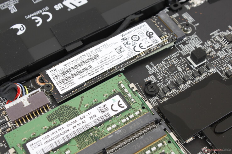 Due slot interni M.2 PCIe 3.0 x4 con compatibilità RAID 0. L'unità sarà diversa a seconda del rivenditore. Xotic PC ha equipaggiato la nostra unità con un SSD NVMe WD SN730 di fascia alta che supporta velocità di lettura e scrittura sequenziale fino a 3400 MB/s e 3100 MB/s, rispettivamente