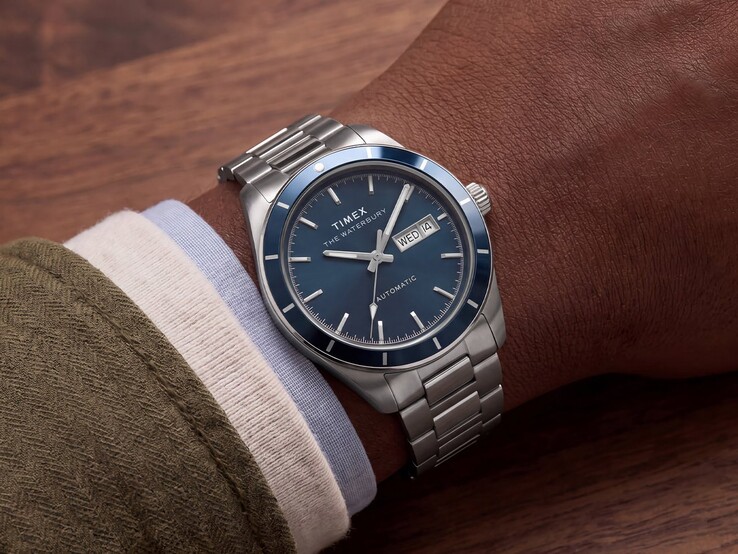 Orologio Timex Waterbury Heritage Automatic con quadrante smaltato blu indossato al polso, che mostra la cassa color argento e il bracciale in acciaio inossidabile.