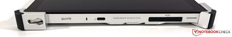 Lato sinistro: USB-C 4.0 con Thunderbolt 4, connettore XG Mobile (USB-C 3.2 Gen.2 con G-Sync + porta dedicata)