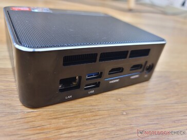 Posteriore: Gigabit RJ-45, 2x USB 3.0, 2x HDMI 2.0, adattatore AC