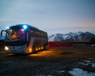 Un autobus parcheggiato in una zona innevata (Fonte: Juan Encalada via Unsplash; ritagliato)