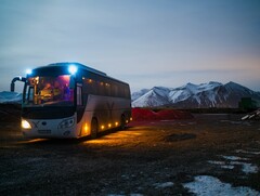 Un autobus parcheggiato in una zona innevata (Fonte: Juan Encalada via Unsplash; ritagliato)