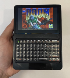 Il Bumble-Berry-Pi si avvale di parti già pronte e di una stampa 3D minima per creare un palmare di grande aspetto e funzionalità (Fonte immagine: Samcervantes via Github)